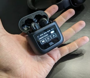 JBL Tour One M2 et Tour Pro 2 : Bluetooth LE Audio et écran intégré pour le plein d'innovations ?